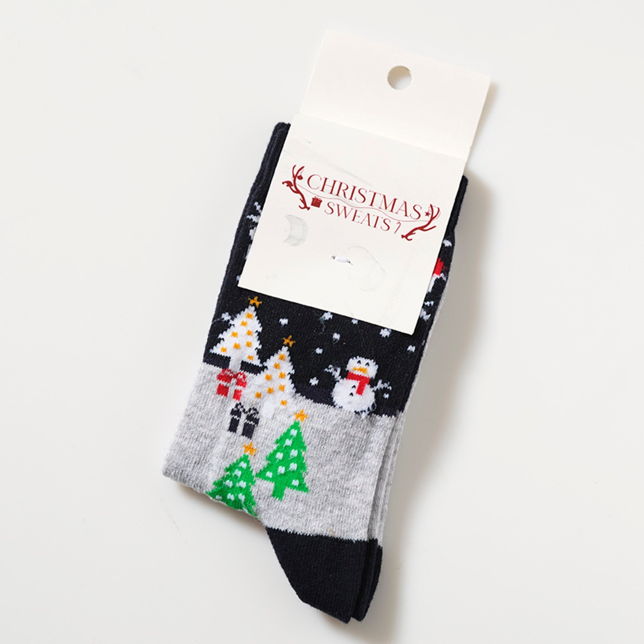 Julesokker med juletræer, en snemand, gaver og snefnug.